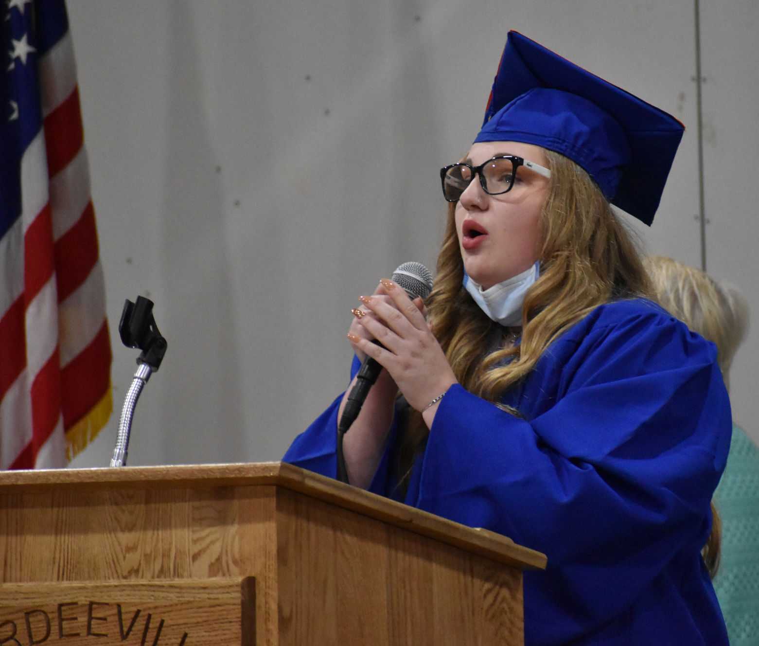 Hanna Gray sings